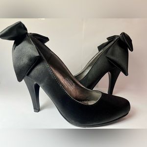Size 6 - Charles Albert - 3 Inch High Heels (With Bow In Back)